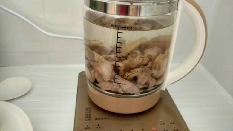 茶树菇鸽子汤,洗净放水至最大水量。