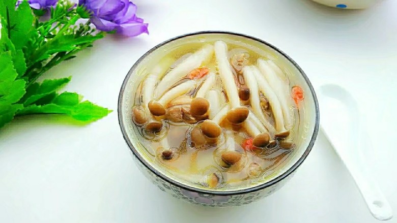 茶树菇鸽子汤,盛入碗里。