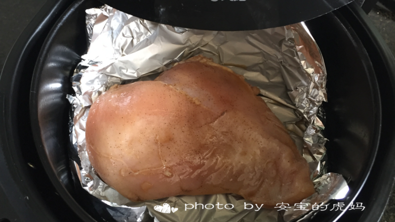 酸瓜鸡肉沙拉,将腌制好的鸡胸肉放进空气炸锅，200度12分钟；