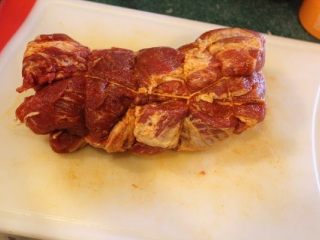 无肉不欢+酒香大肉,取出腌过的肉，快速冲掉猪肉上的盐和红椒粉，拭干后，用棉绳将肉捆好。