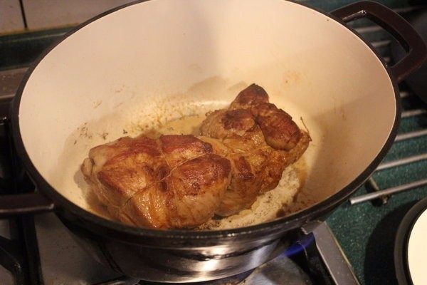 无肉不欢+酒香大肉,铁锅热锅后，放入白芝麻油，将肉每面煎焦。