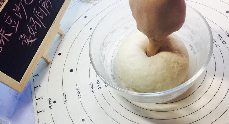 创意花朵豆沙包,白色面团发酵一倍大后，手指沾粉戳洞，不回缩不塌陷即可！