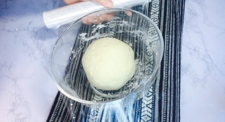 创意花朵豆沙包,盖保鲜膜室温发酵一倍大，做花样需要时间，所以第一次发酵只需一倍！