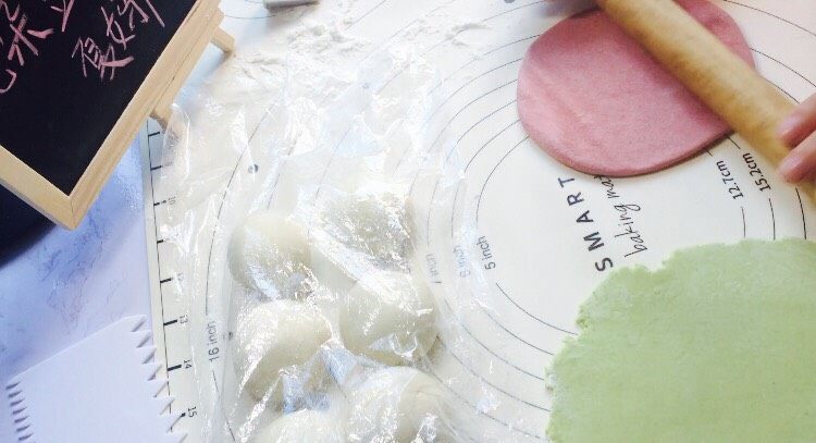 创意花朵豆沙包,白色面团包豆沙后，滚圆，盖保鲜膜静置，绿色红色面团擀薄片！