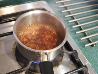 无肉不欢+酒香大肉,取出肉块，剩下汤汁过滤后，继续加热收汁至剩下一半，让汤汁更浓稠作为酱汁。