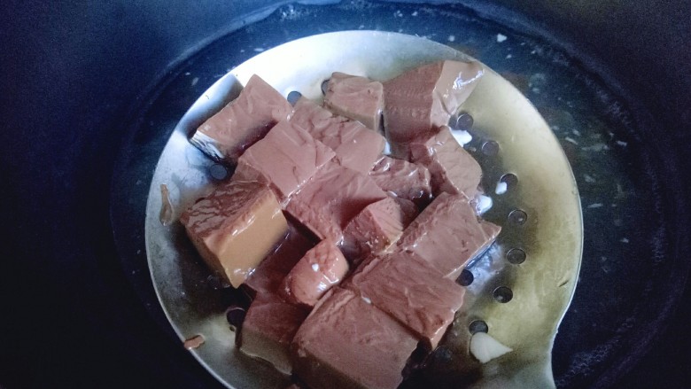 鸭血烩豆腐,鸭血焯水，水烧开后倒入切好的鸭血，再次烧开后捞出。
