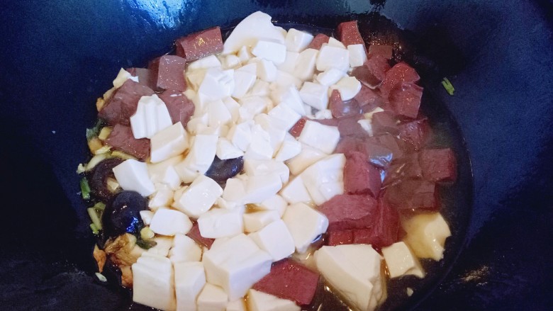 鸭血烩豆腐,再加入焯水过的豆腐和鸭血。