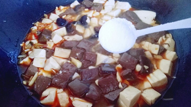 鸭血烩豆腐,15分钟后加入盐，依个人口味放盐。