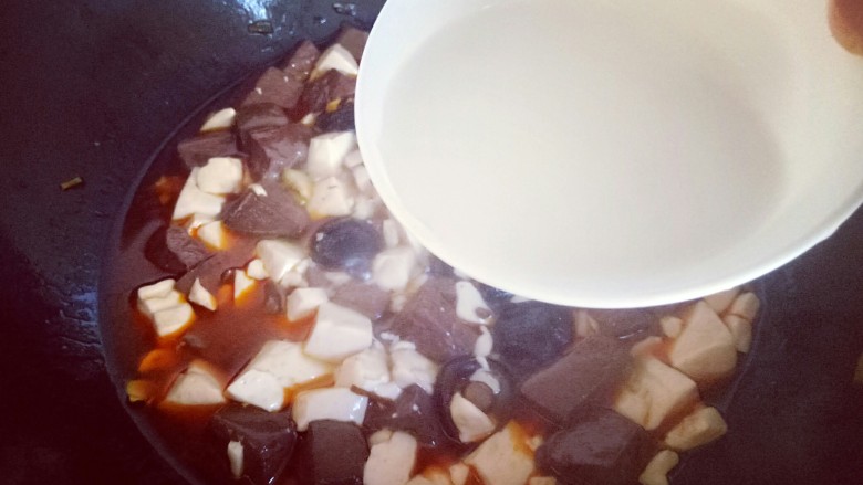 鸭血烩豆腐,淀粉:冷水化开，倒入锅中勾芡，再次烧开即可关火。