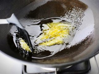 新疆大盘鸡,炒锅入油烧热，加适量白糖翻搅至白糖融化；