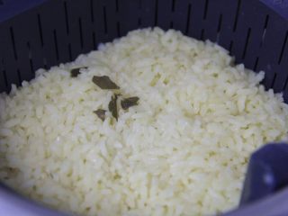 超美味的荷叶饭,煮好的米饭一股荷叶清香，拿出来搅拌松散