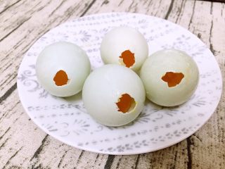 五彩缤纷糯米蛋,把生鸭蛋全部敲开倒出蛋清备用