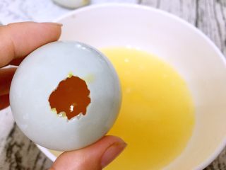五彩缤纷糯米蛋,将鸭蛋的顶端轻轻敲破一个小口，慢慢起掉鸭蛋皮，倒掉里面的蛋清，留蛋黄备用，手法一定要轻轻的，否则开口太大容易坏掉