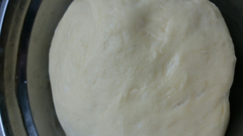 牛奶吐司,将揉好的面团拿出滚圆放入盆中，28度左右发酵至2倍大（戳洞不回缩不塌陷）