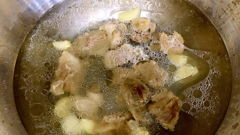 咖喱土豆牛腩,倒入两大碗水，中小火煮30分钟左右（时间来不及的可以用高压锅压10分钟左右）。