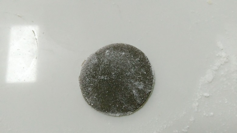 花样小乌龟馒头,在取一部分白面团加入，深黑可可粉，做龟壳用。