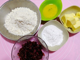 蔓越莓曲奇饼干,准备的粉，糖粉，黄油，全蛋液，蔓越莓果干。