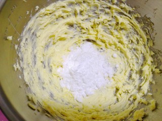 蔓越莓曲奇饼干,用打蛋器开高档将黄油打至羽毛状，加糖粉打匀。