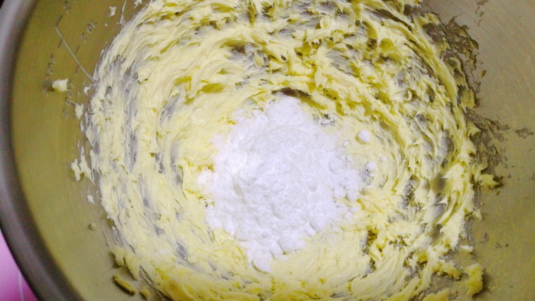 蔓越莓曲奇饼干,用打蛋器开高档将黄油打至羽毛状，加糖粉打匀。