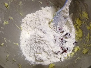 蔓越莓曲奇饼干,然后放入低粉，蔓越莓干用刮刀拌匀。