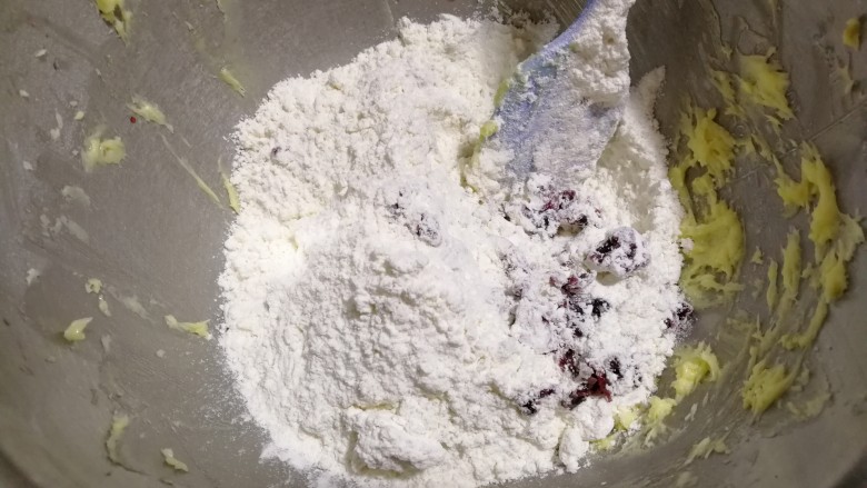 蔓越莓曲奇饼干,然后放入低粉，蔓越莓干用刮刀拌匀。