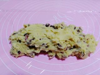 蔓越莓曲奇饼干,桌上铺保鲜膜，将拌好的面糊放上面。