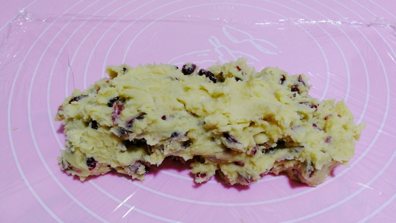 蔓越莓曲奇饼干,桌上铺保鲜膜，将拌好的面糊放上面。