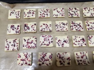 蔓越莓曲奇饼干,切成厚薄均匀的一片片。大概4亳米左右，我的果干放多了哈。