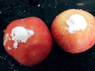 苹果滋养汤,苹果用盐擦洗，盐的作用很多，洗水果达到杀菌去除保鲜剂作用