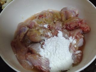 无肉不欢+爆炒麻辣兔肉,加入白胡椒粉、盐、生抽、料酒、淀粉抓匀上浆腌制15分钟