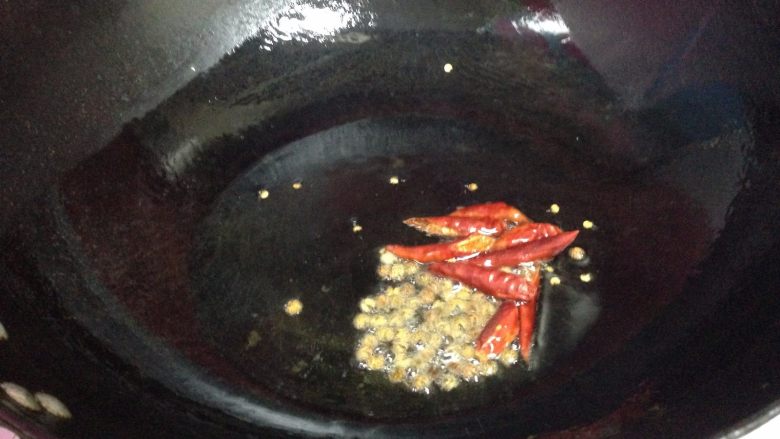 无肉不欢+爆炒麻辣兔肉,热锅凉油下入干辣椒、麻椒小火炒制稍微变色