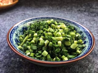 韭菜蒸饺子,用刀切成小段。