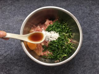 韭菜蒸饺子,料酒1勺倒入盘中，添加料酒可以去猪肉腥味儿。
