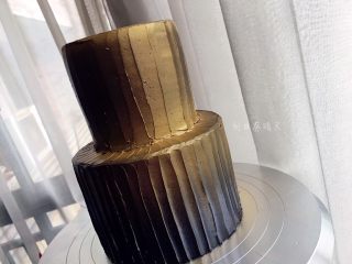 暗金色系裱花蛋糕,喷上金色液体色粉。