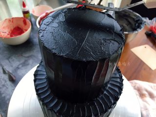暗金色系裱花蛋糕,抹面后，用四寸抹刀/勺子抹出竖直的纹路。