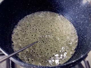 暗金色系裱花蛋糕,糖浆煮至100°C时开始打发蛋清，蛋清打至湿性发泡。糖浆煮到116°-118°C。