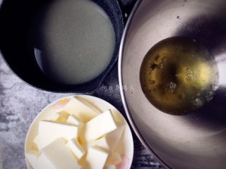 暗金色系裱花蛋糕,制作透明意式奶油霜：蛋清常温；冷藏室取出黄油，切小块，不必软化；糖和水放小锅中。