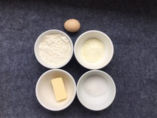 奶香小酥饼,准备低筋面粉95克、奶粉16克、细砂糖35克、黄油40克、鸡蛋1枚，此方子可以做26个左右。