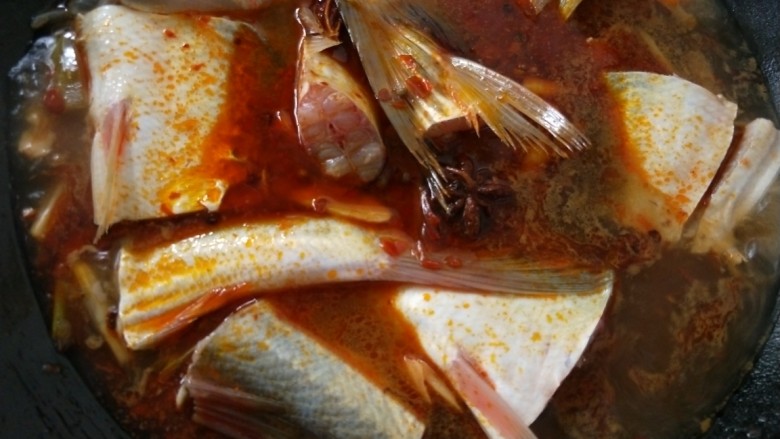 青花椒野生翘嘴鱼,汤汁烧开后下鱼段