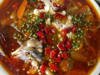 青花椒野生翘嘴鱼,把辣椒段和花椒大蒜放在表面，等油烧开倒上面就可以了