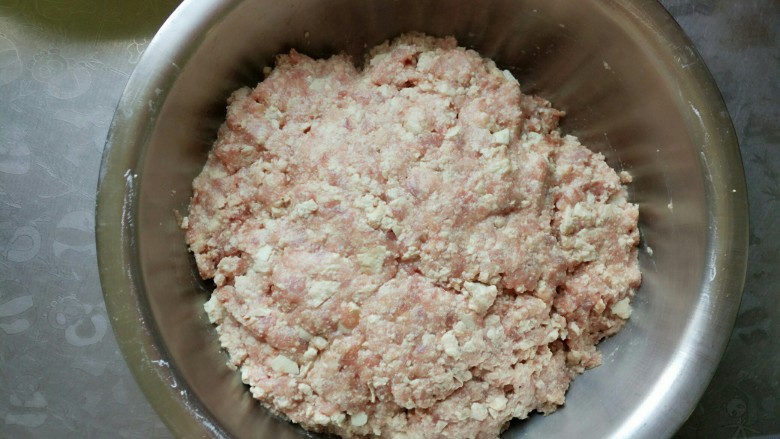 无肉不欢---牛肉丸子汤,用手将肉泥和豆腐一起和匀，注意豆腐一定要全部捏碎哈！