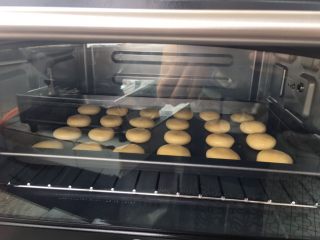 奶香小酥饼,烤箱上下火预热170度，烤18分钟左右，小饼干表面呈现金黄色即可出炉。