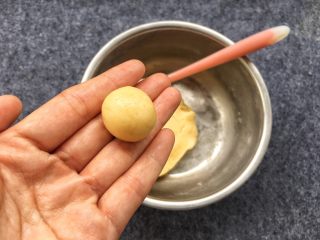 奶香小酥饼,取一小块饼干面糊，用手揉搓成小圆球。