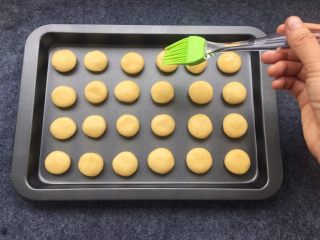 奶香小酥饼,利于留下来的鸡蛋液，刷一层蛋液，防止烘烤过程中饼干过度开裂。