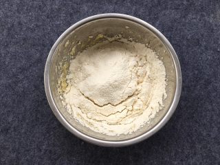 奶香小酥饼,筛入95克低筋面粉。