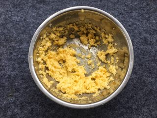 奶香小酥饼,打发到黄油呈现蓬松状态。