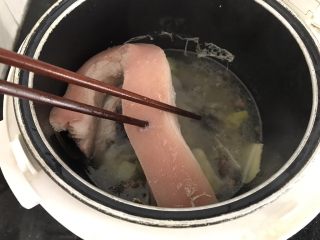 无肉不欢～蒜泥白肉,肉煮至，筷子轻松戳进皮里就可以