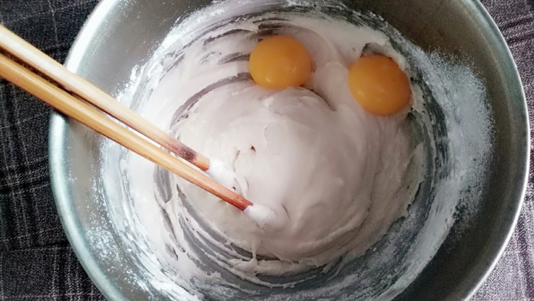 香甜松软蒸蛋糕,将蛋黄加入面糊中
