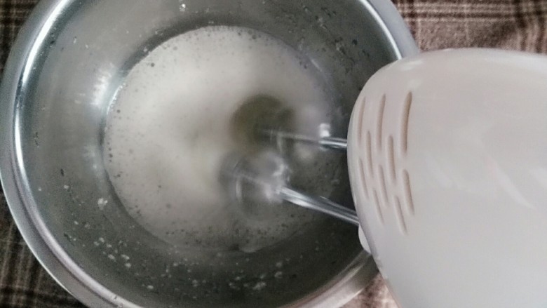 香甜松软蒸蛋糕,蛋清加去1/3白糖，低速打至发泡