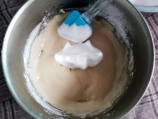 香甜松软蒸蛋糕,取一勺打发的蛋白加入面糊